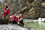 60 L'acqua ferruginosa entra nel torrente Enna, ben carico d'acqua 